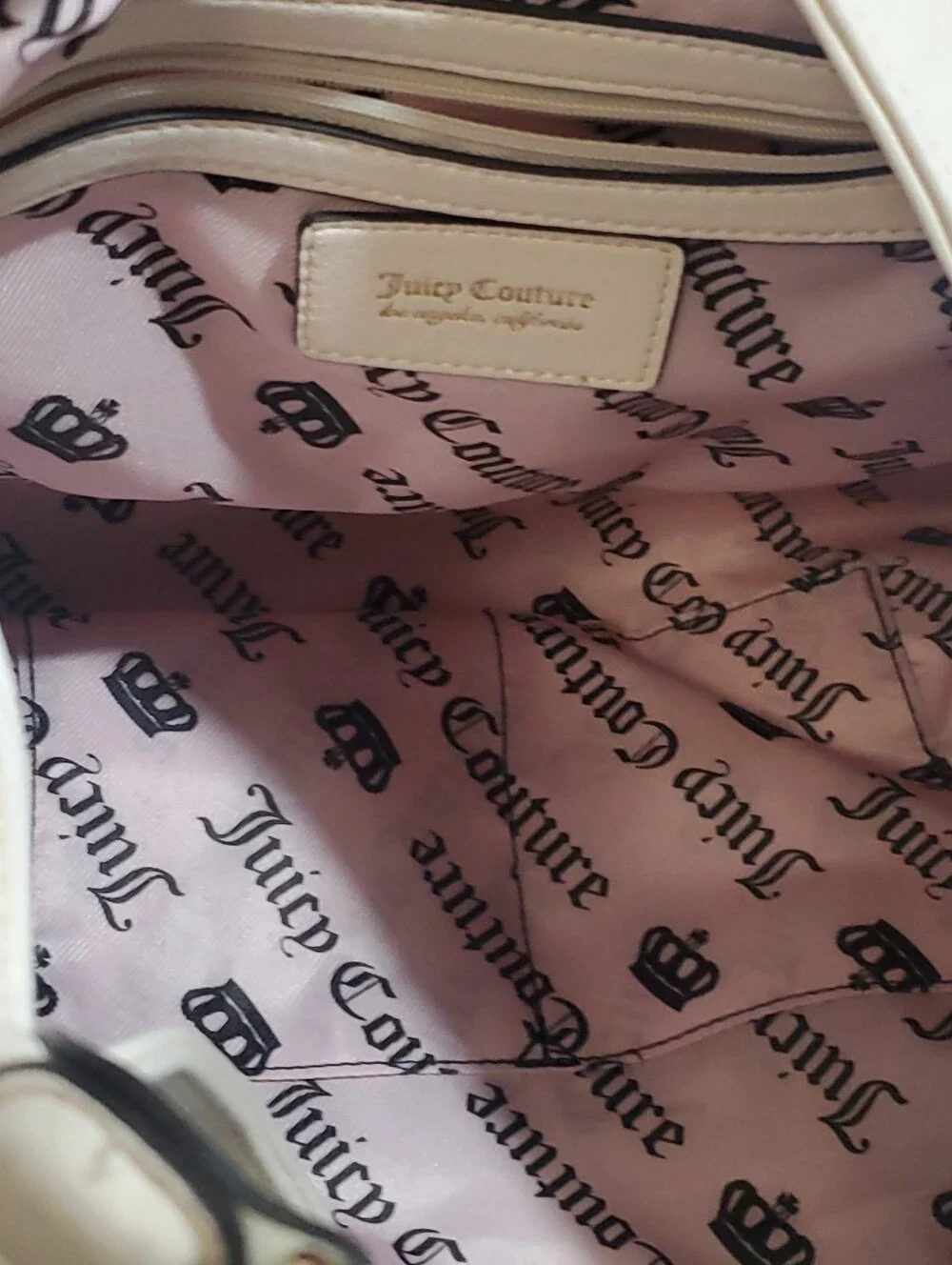 JUICY COUTURE ROYAL CREST HOBO BAG. SOFT WHITE. GOLD TONE CHAIN.